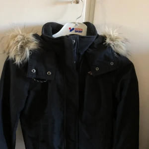  - Vinterjacka från hollister men passar även för hösten. Använd en höst sen inte mycket mer 