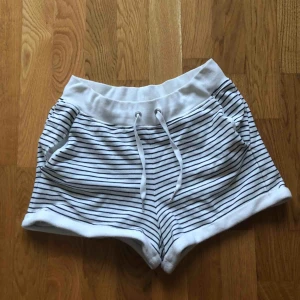  - Ett par mjukisshorts från H&M, jääättehärliga men använder dem inte. 