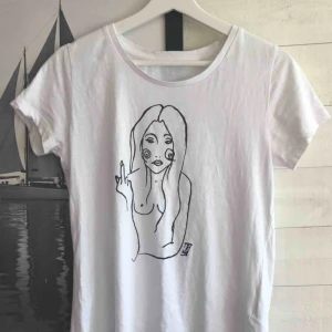  - Liiivets t shirt från ”womenuf”, Louise Jorges du företag! Går ej att köpa längre. Strl M, så himla fin oversized. Säljer pga har för många tröjor 😩 frakt 38kr.