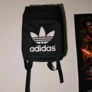  - Svart adidas ryggsäck. Knappt använd. Köpare står för frakt 🌹