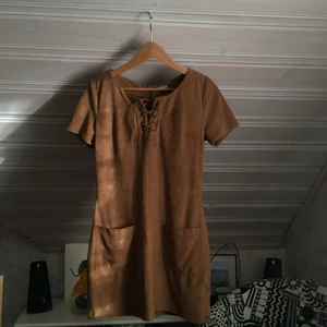  - En härlig klänning i mockaimitation! Har själv haft den på konfirmationer ett antal gånger - en gammal favorit! 🌹