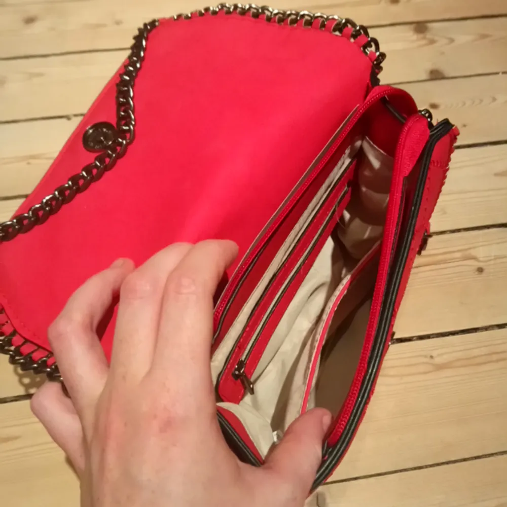 Röd väska som rymmer det nödvändigaste och lite till! I nyskick! . Accessoarer.