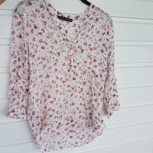 - Fin blus från Zara 🌺 Storleksmässigt pendlar blusen mellan S och M 