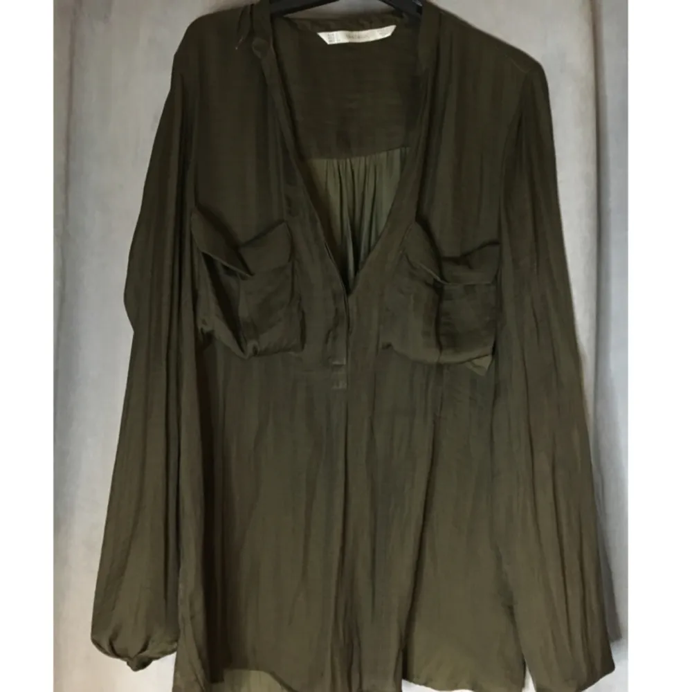 Blus från Zara khaki grön i lätt material, storlek S.  Betalas via swish. Bjuder på frakten vid snabb affär. . Blusar.
