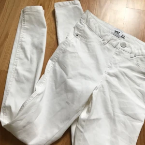  - Vita högmidjade jeans från lager 157, aldrig använda 60kr