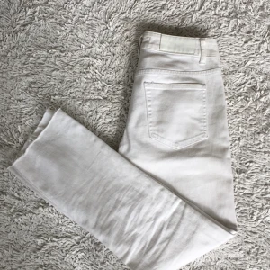  - Vita jeans från Acne, avklippta längst ner