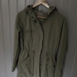  - Cool grön jacka i längre modell. Storlek s.