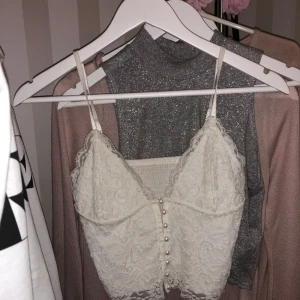  - jättefin topp från bikbok. säljer pga för liten:(🌸 kan mötas upp i östersund annars frakt 30:-
