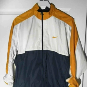  - En jättefin vintage Nike vindjacka, köpt här på plick för ett tag sedan men tyvärr inte kommit till användning. Lätt oversize. Frakt tillkommer!🌻🌻