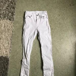  - Dr.denim i modellen Lexy, nytvättade därför de är lite skrynklig. Kan inte ha de därför säljs de, använd fåtal gånger. Köparen står för frakt