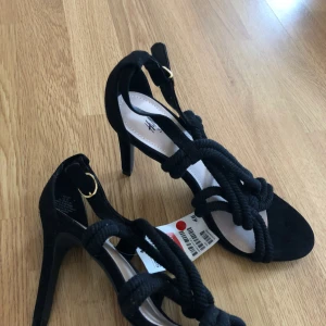  - Sjukt snygga svarta klackar från HM storlek 37. Aldrig använda så helt nya!! Lappen är kvar.