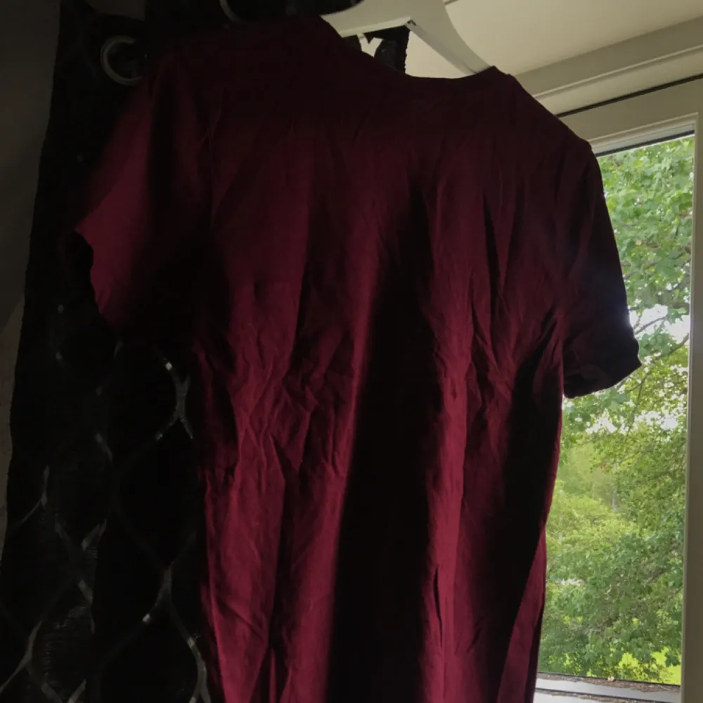 Sparsamt använd Vinröd Adidas T-shirt med tryck på framsidan nypris 249 kr säljes pågrund av används inte. Köparen står för frakt . T-shirts.