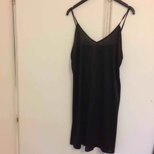  - Klänning i siden, köparen står för frakt:)