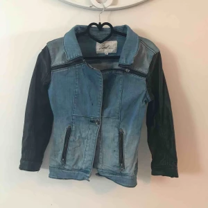  - Jeans jacks med svarta ärmar Köpare står för frakt, eller upphämtning i Sthlm :) Nypris: ca150kr