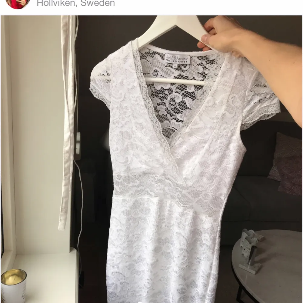 Säljer denna supersnygga spetsklänning från Model Behaviour (köpt på bubbleroom) i storlek XS. Använd 1 gång, ser ut som ny. Köptes för 499kr men säljs för endast 200kr + frakt. Betalas med swish 😊. Klänningar.