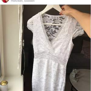 Säljer denna supersnygga spetsklänning från Model Behaviour (köpt på bubbleroom) i storlek XS. Använd 1 gång, ser ut som ny. Köptes för 499kr men säljs för endast 200kr + frakt. Betalas med swish 😊