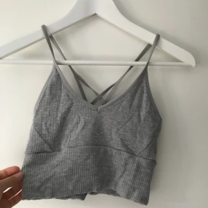  - Crop top i lite tjockare tyg. Knappt använd. 92% Viskos, 8% Elastan. 3 för 2 på alla annonser.