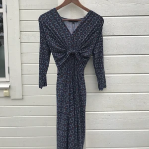  - En väldigt fin och så gott som ny märkesklänning från Ilse Jacobsen! Med prislappen kvar. Storlek: S Frakt: betalas själv om ingen annan överenskommelse eller plan för mötesplats. (Aldrig använd) Ordinarie pris: 1400 kr