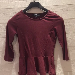 - Säljer min vinröda tröja i storlek S nu då den inte används längre den tar bara plats, halvlånga ärmar, 