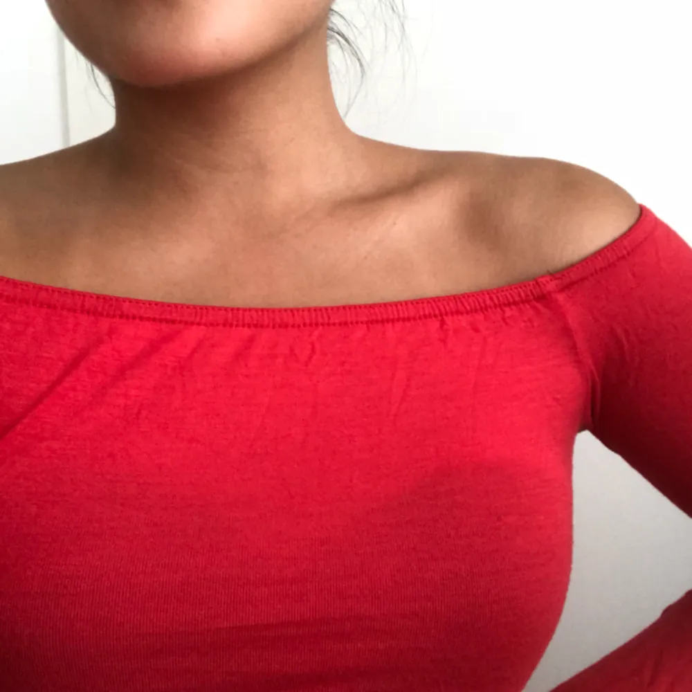 Jättesnygg röd klänning från Prettylittlething! Aldrig använd. Stretchigt bomullsmaterial. Frakt kostar 66kr 🛍. Klänningar.