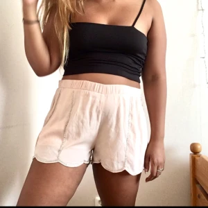  - Rosa/Beige short med detaljer av paljetter. Shortsen är stretchbart och bekväma att använda.  Kan mötas upp i Stockholm annars står köparen för frakten.