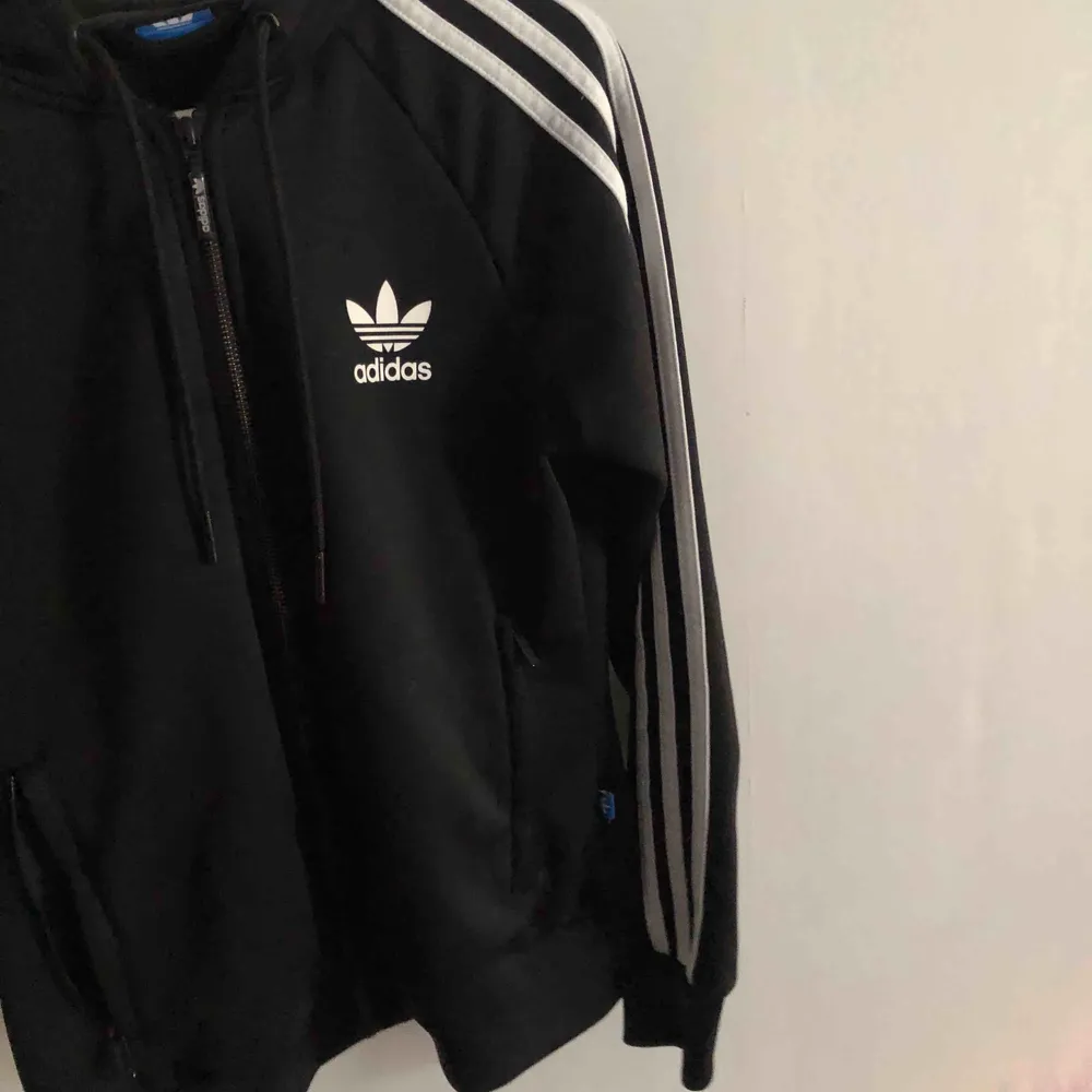 Addidas originals kofta strl 36 från JD sport inköpt för 700kr knappt använd!. Hoodies.