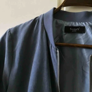  - Helt ny bomberjacka i mockaimitation från SisterS point. Storlek M men passar bra som XS/S.   Möts upp i Stockholm annars får köparen stå för frakten.