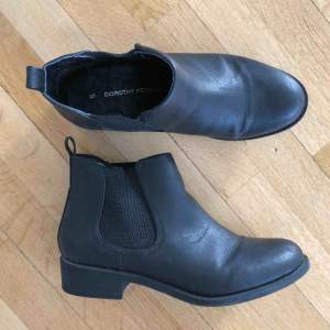 Svarta boots skor från Dorothy Perkins Material: Skinnimitation Storlek UK = 5, EU = 38 Använda ett fåtal gånger  Kan mötas upp i Stockholm, annars står köparen för frakten 🌸