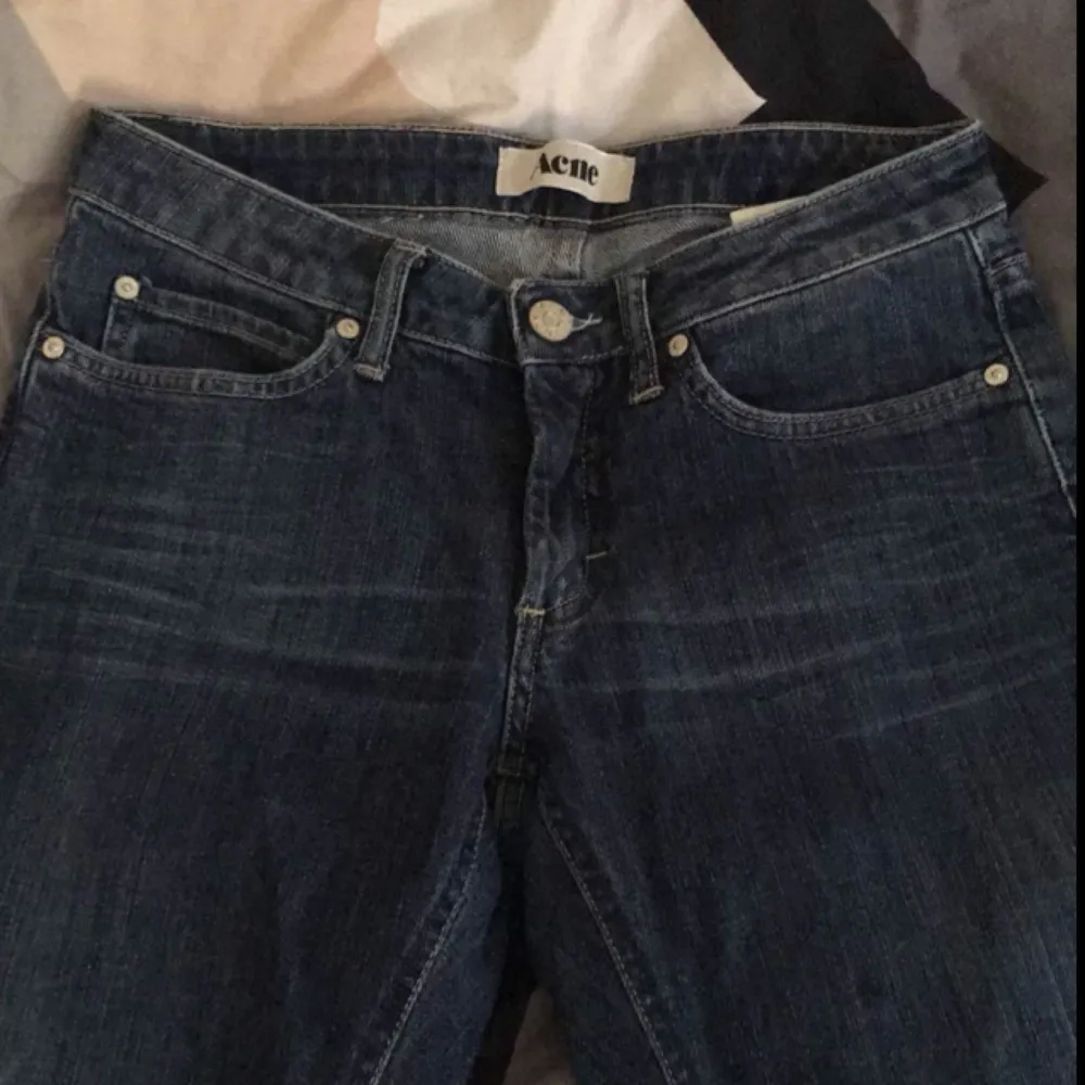 Fett snygga lågmidjade jeans från Acne i gott skick.. Jeans & Byxor.
