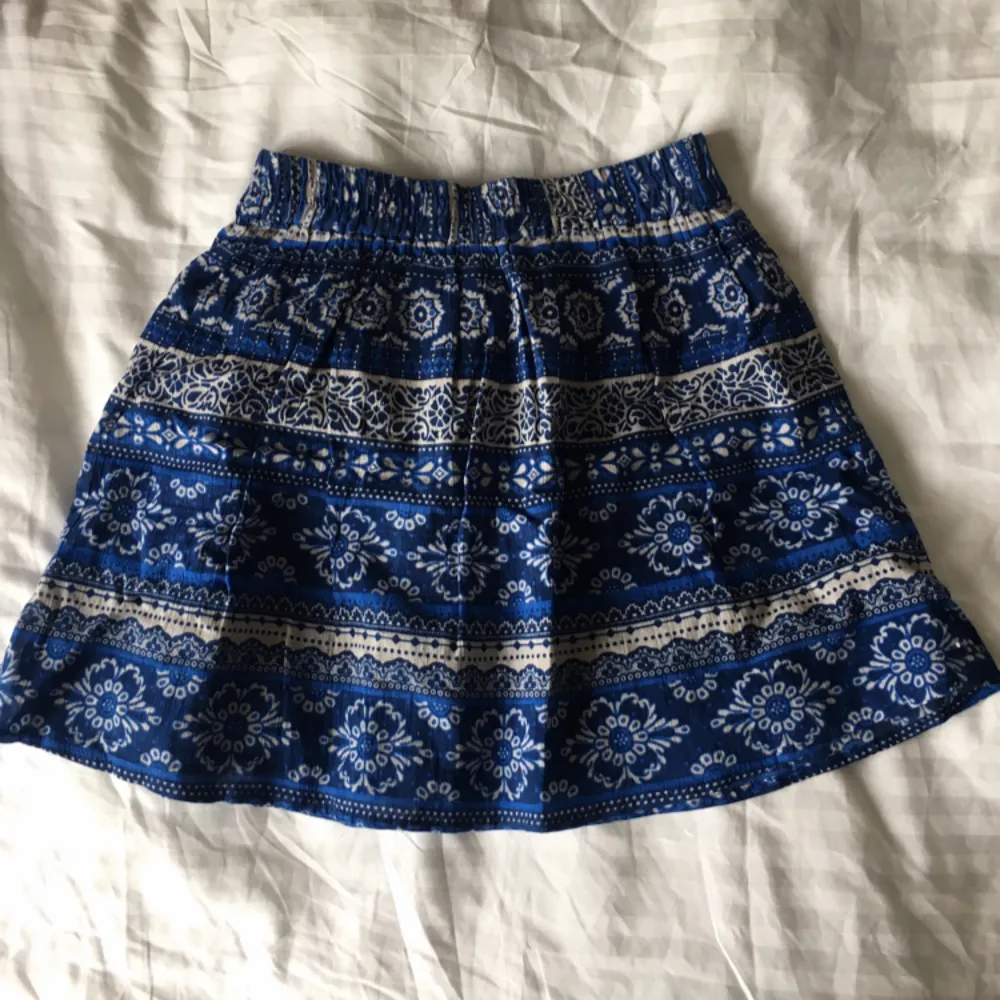 Blå mönstrad kjol i stl XS, använd 1 gång men är för liten på mig tyvärr. Köpt på forever 21. . Kjolar.