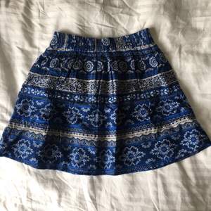 Blå mönstrad kjol i stl XS, använd 1 gång men är för liten på mig tyvärr. Köpt på forever 21. 