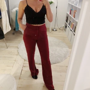  - Vinröda kostymbyxor från Hannalicious kollektion hos NAKD. Aldrig använda, prislappen kvar. Nypris 499kr. 