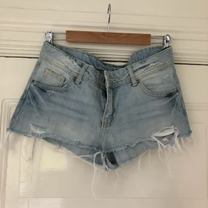  - Shorts från H&M. Knappt använda.