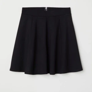  - Kjol i nyskick från H&m. Köparen står för eventuell frakt.   Strl :S  =) 