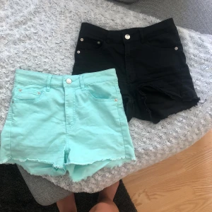  - Klädpaket|| 2 shorts i bra skick. Sitter tajt och är högmidjade. Säljs endast tillsammans. Köparen betalar porto. Betalning via swish 