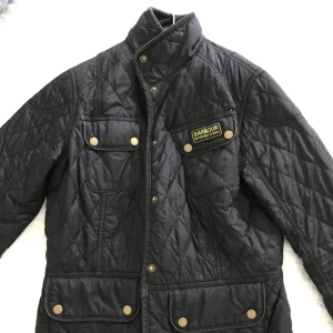  - Jättefin barbour jacka i storlek 40/M  Fraktkostand står köparen för ☺️  