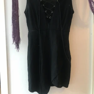  - Svart snygg klänning sparsamt använd