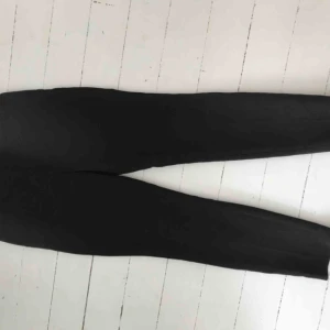  - Svarta kostymbyxor - oanvända 