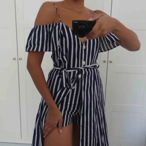  - Älskar den här, men jag måste tyvärr sälja denna då den blivit för liten.. det är en jumpsuit/klänning, väldigt originell! 