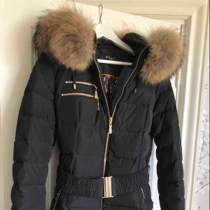  - Använd kanske 3-4 gånger då jag fick en parajumper av mina föräldrar! Äkta, perfekt skick, bältet ger kroppen en oerhört fin timglas figur & stor och fin päls! :) strl 36