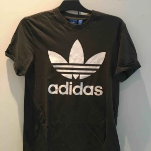  - Tshirt från adidas i militärgrön färg. Knappt använd! Storlek M från herr avdelningen (så den blir oversize) köparen står för frakt:)