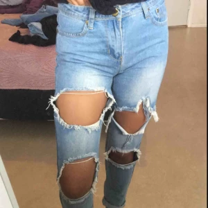  - Byxor från Boohoo säljs i storlek 36 men de är mer som XS. De är i bra skick. Möts upp i Sthlm annars står köparen för frakten.