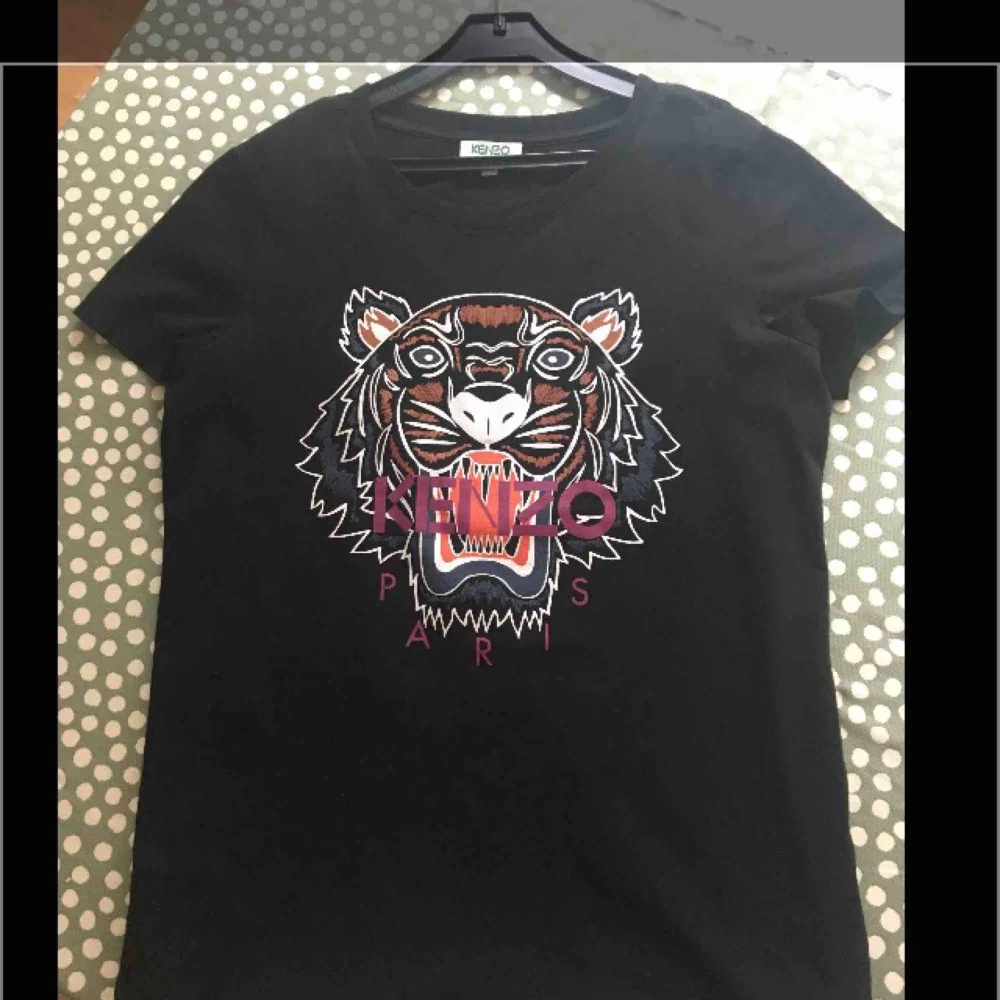 Klassiska tiger t-shirten från Kenzo. Använd typ fem ggr, som ny! . T-shirts.