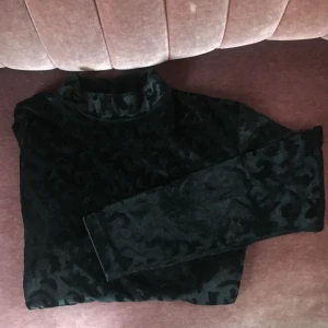  - Tröja med turtleneck i mönstrad sammet. 54 cm lång, slutar vid höftbenet på mig som är 175 cm lång så den är en lite längre magtröja-kind of shirt. Skitsnygg och perf till hösten! Köparen står för frakt, eller möts vi i Uppsala🌈