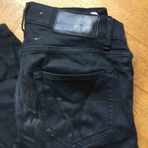  - Svarta Tiger of Sweden jeans. Modellen heter pistolero.