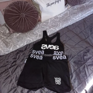  - Svea Helt nytt set. Medium på överdelen Large på underdel 