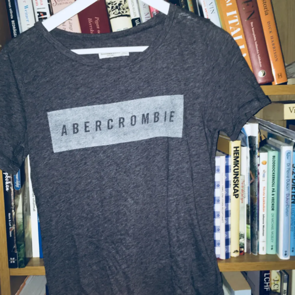 En T-shirt från abercrombie. Färg uppfattas bäst på bild 3! <3 <3 . T-shirts.