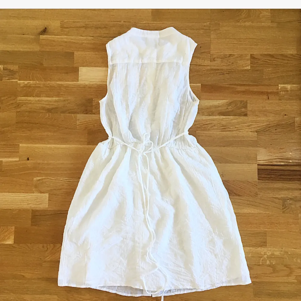 Superfin klänning från Monki som tyvärr inte kommer till användning 💔 Den är en sommardröm som passar lika bra att styla romantiskt eller bryta av med en skinnjacka. Köparen står för ev fraktkostnad 💌. Klänningar.