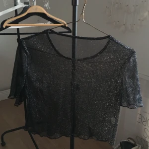  - Jättesöt glittrig croptop✨ aldrig använd! Frakten medräknad i priset