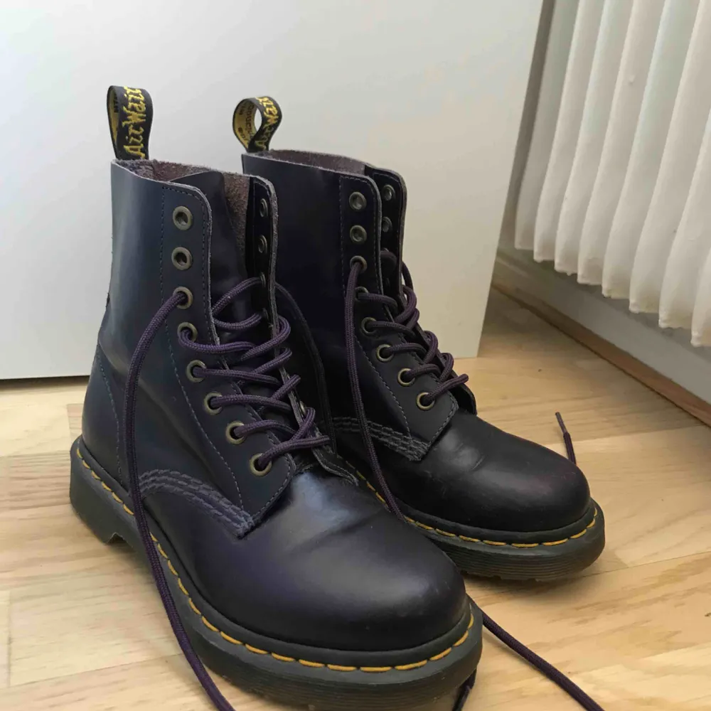 Mörklila dr.martens storlek 36 . Skor.